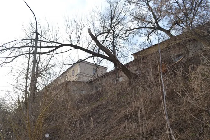 У «Старому місті» берег річки Стир забруднений сміттям (фото)