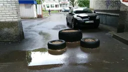 У Луцьку демонтують незаконні обмежувачі руху в дворах (фото)
