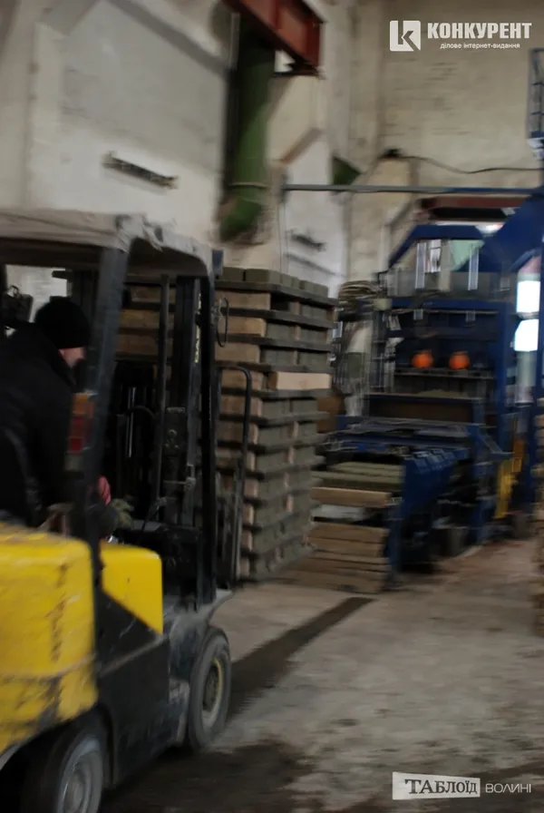 Луцьке підприємство показало, як виготовляє бруківку