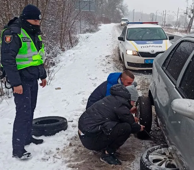 На Волині патрульні допомогли водієві замінити колесо (фото)