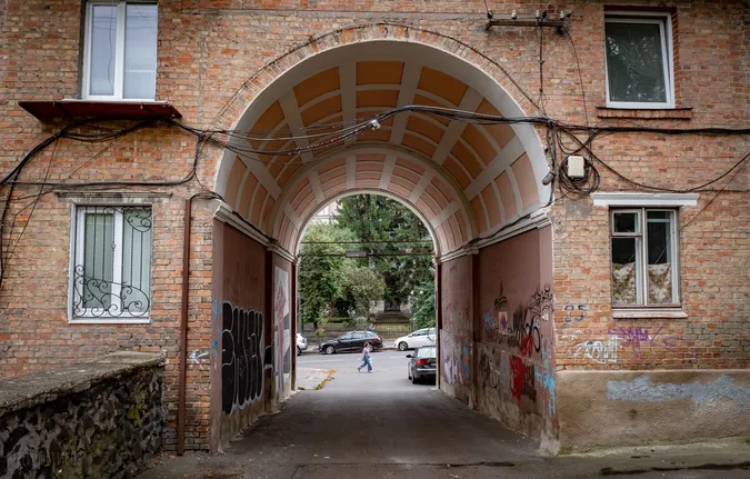 Гамірно і людно: осінь в центрі Луцька (фото)