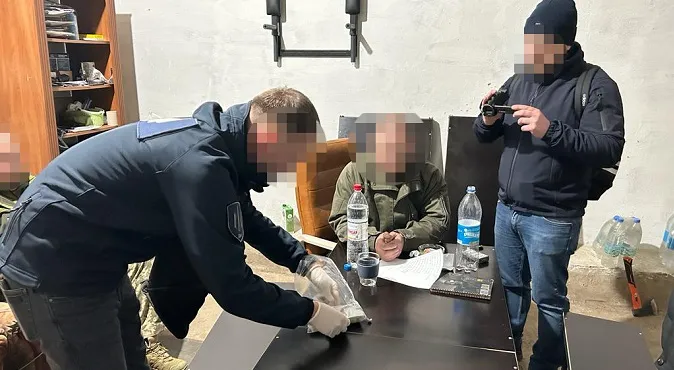 ДБР зловило на хабарі у 100 тисяч двох офіцерів ЗСУ (фото, відео)