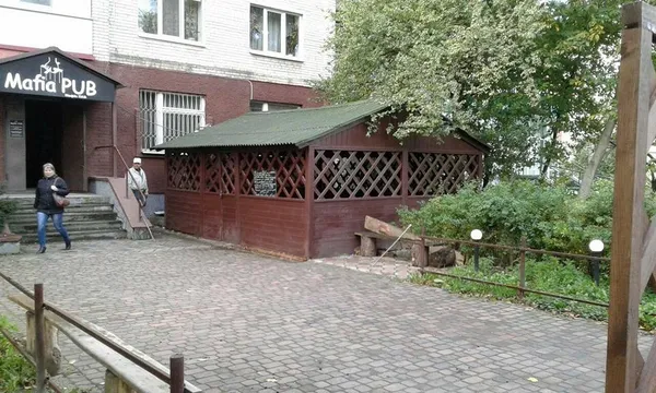 Луцькі муніципали «розібрали» альтанку біля пабу, яка стояла роками (фото)