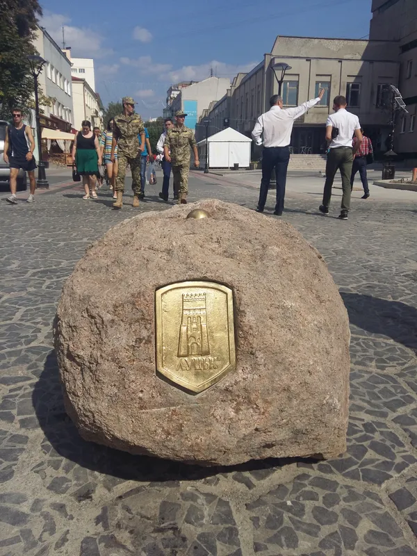 На центральній вулиці Луцька з'явився камінь–границя міста (фото)