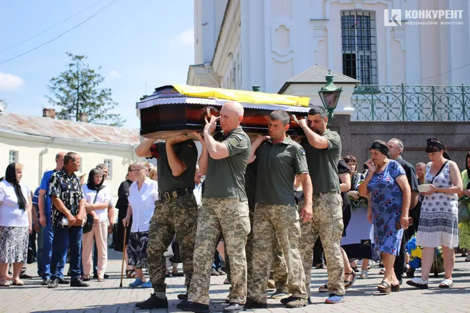 Віддали життя за нас: Луцьк на колінах попрощався з двома захисниками (фото, відео)