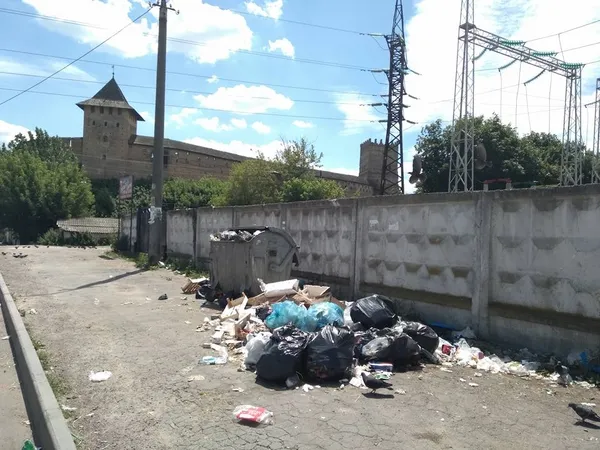 Свинство на фоні замку: біля ринку в Луцьку – гори сміття (фото)