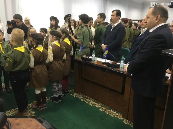 У Луцьку міську раду принесли Вифлеємський вогонь миру (фото)