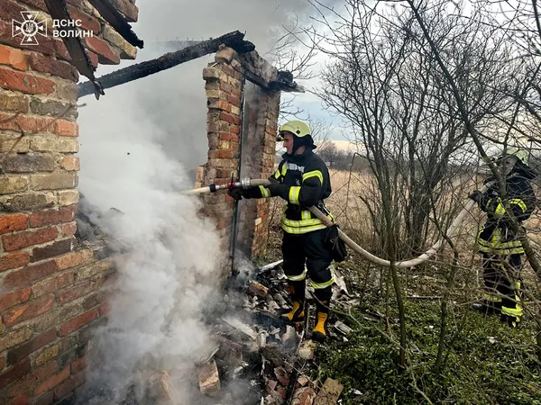 На Волині горіли два будинки та стіг сіна (фото)