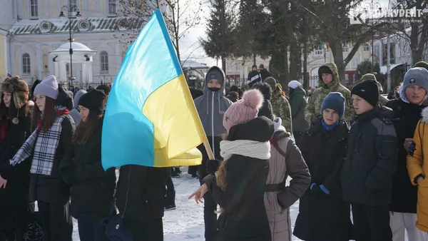 Свято єднання: у Луцьку розгорнули довжелезний стяг у День Соборності (фото, відео)
