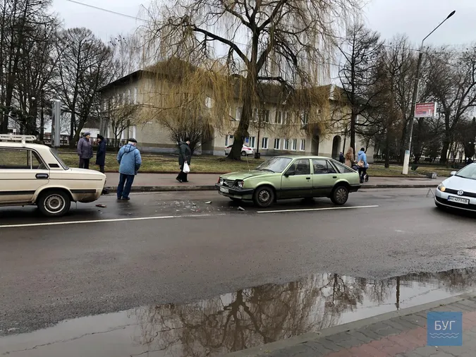 Пропустили пішохода: на Волині зіткнулися три автівки (фото)