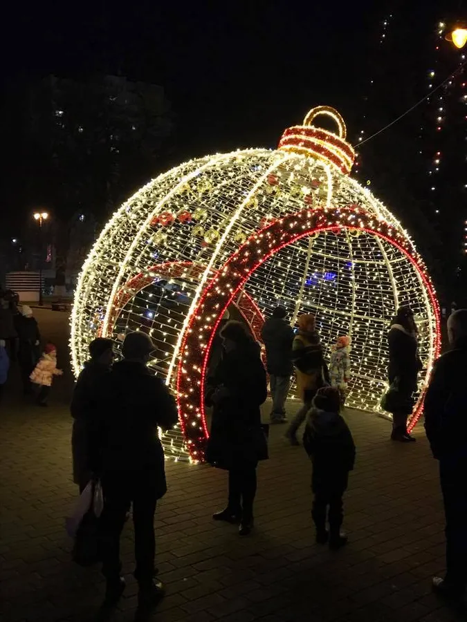 У Луцьку засяяла нова святкова ілюмінація (фото)