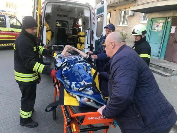 Підозра на інсульт: у Луцьку рятувальники прийшли на допомогу літній жінці (фото)