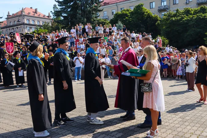Спека, сльози і дипломи: у ВНУ – випускний (фото, відео)
