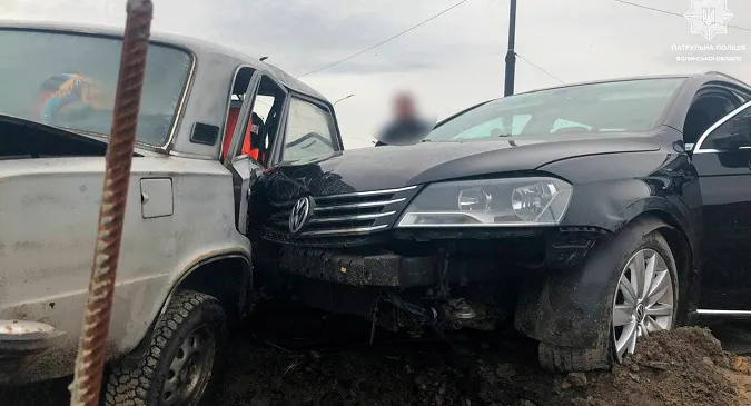 У Луцьку п'яний молодик викрав «фольксваген» і влаштував ДТП (фото, відео)