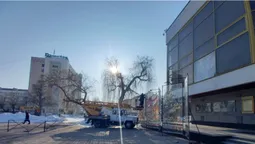 Мавка на плівці: у центрі Луцька монтують дивну конструкцію (фото)