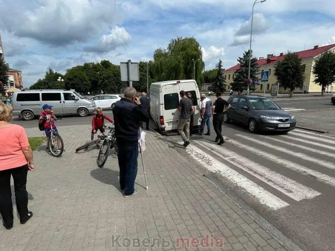 У Ковелі бус провалився колесом у колодязь (фото)
