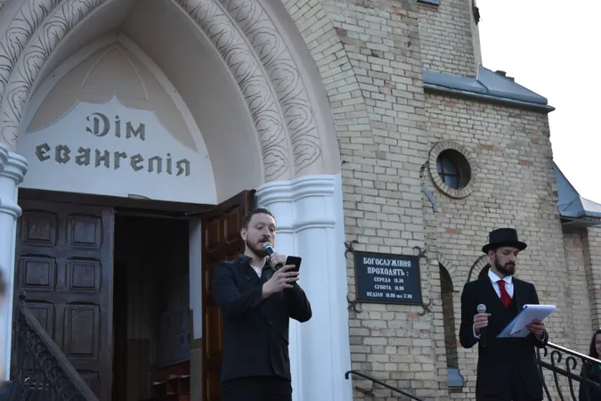 Живі скульптури та оркестр між вогнями: Луцьк провів весну музично й театрально