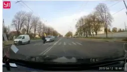 У Луцьку на Рівненській авто мало не збило жінку на переході (відео)