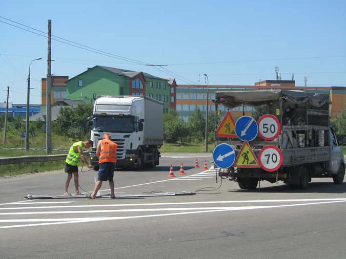 На трасі Луцьк-Рівне наносять розмітку зі склокульками (фото)