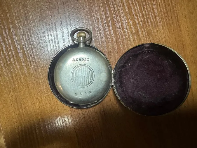 У «Ягодині» в киянки забрали антикварний годинник (фото)