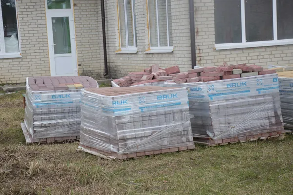 Незабаром зруйновані  старі доріжки біля садочка замінять новенькою бруківкою