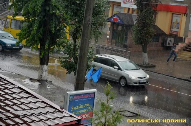 У Луцьку на вулиці прорвалися фонтани (фото, відео)