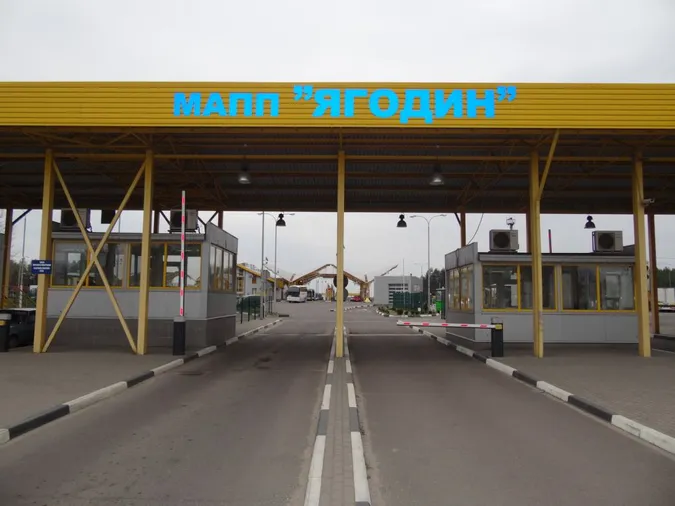 В «Ягодині» іноземець намагався перевезти до Польщі пенсіонерку з чужим паспортом
