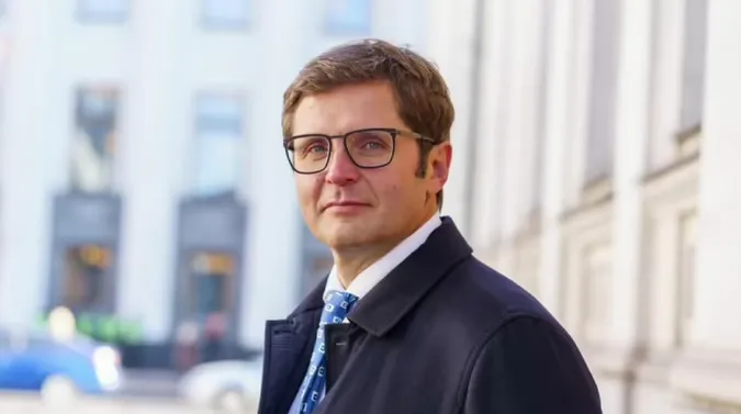 «Слуга народу» Холодов вже пів року за кордоном, розбудовує сімейний бізнес