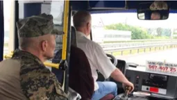 На Волині водій маршрутки нахамив воїну та викинув його речі через 200 метрів від зупинки (фото)