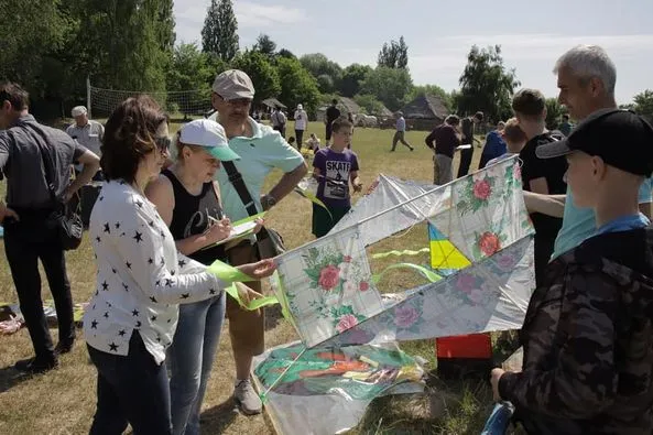 Біля Луцька в небо запускали повітряних зміїв (фото)