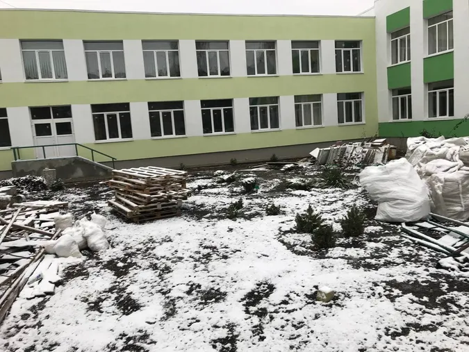 Екологи змусили забрати будівельне сміття біля школи в Луцьку (фотофакт)