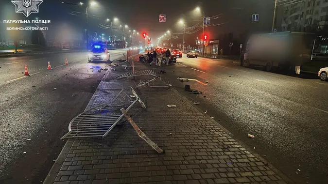 У Луцьку п'яний водій розтрощив паркан і втік з місця ДТП: патрульні швидко його розшукали