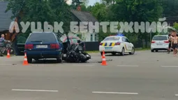 Поблизу Світязя сталася ДТП: перекинувся мотоцикл, утворився затор (відео)