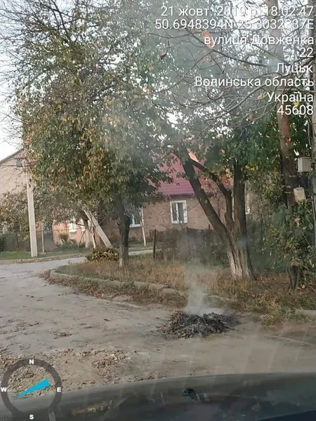 Палять, попри штрафи: у Луцьку покарали чергових паліїв сухого листя (фото)