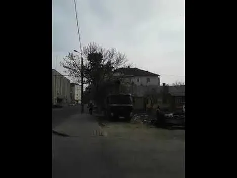 Поруч луцької мерії почали розбирати будинок, де вирувала пожежа (ВІДЕО)