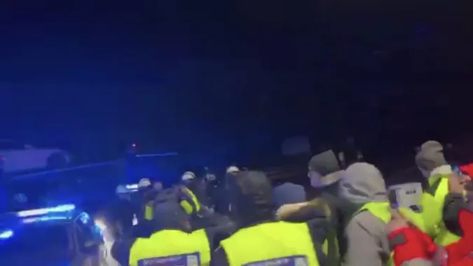 Вночі польська поліція розганяла перевізників, які знову перекрили «Ягодин»