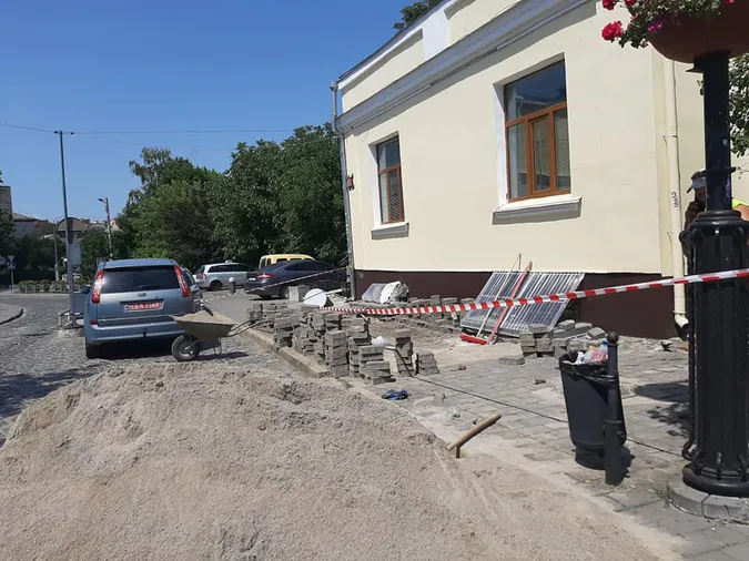 У Луцьку розпочали ремонт тротуарів у Старому місті (фото)