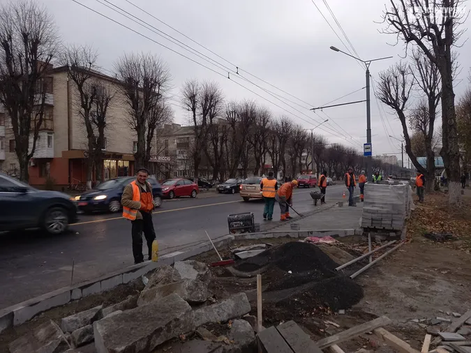 Поребрики та гідранти: що коїться на проспекті Волі у Луцьку (фото)