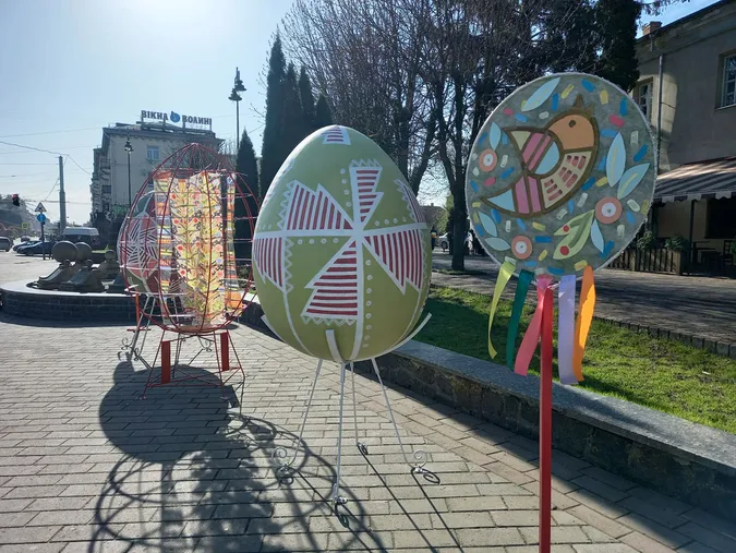 У центрі Луцька встановили декоративні писанки: свято наближається (фото, оновлено)