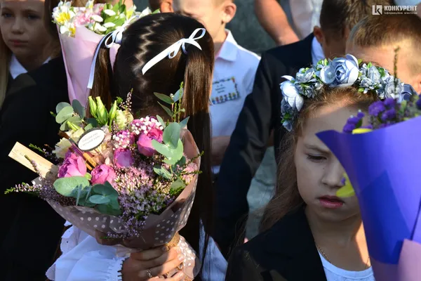 Якими були зачіски першокласниць луцької школи №9 (фото)
