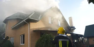 Горіла покрівля: під Луцьком рятувальники гасили житловий будинок (фото)
