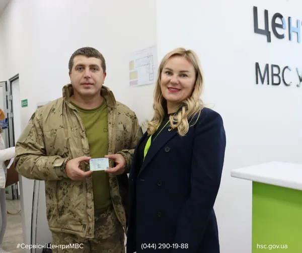 У Луцьку військовий безплатно відновив документи, втрачені під час ворожої атаки