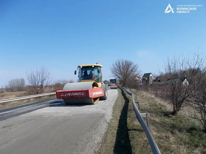 На об'їзній трасі неподалік Луцька кладуть новий асфальт (фото)