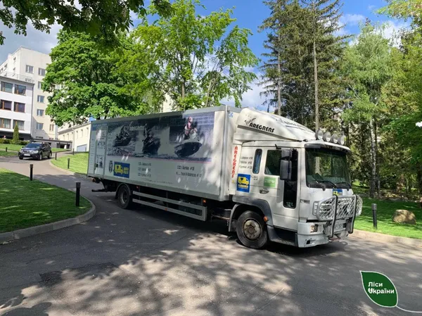 Волинські лісівники з латвійськими партнерами передали ще чотири авто на передову (фото)