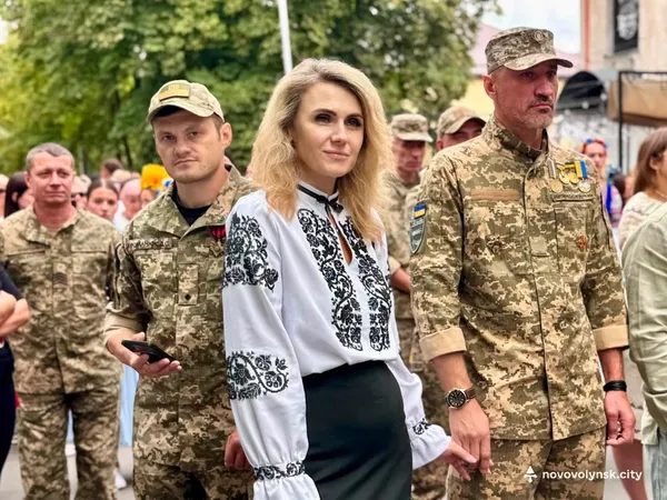 У Нововолинську сотні людей пройшли святковою ходою у вишиванках (фото)