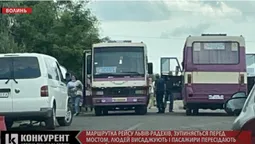 Доїхати можна: на трасі Луцьк-Львів людей пересаджують перед мостом (відео)