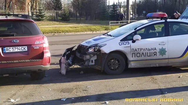Їхали на виклик, а їх не пропустили: у Луцьку патрульні потрапили в аварію (фото)