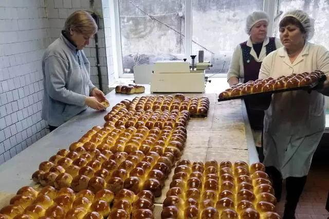 У Луцьку печуть пиріжки для блокпостів, пекарям потрібні продукти (фото)
