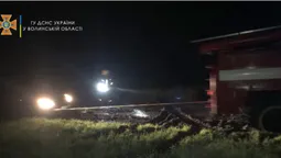 На Волині легковик з дітьми та автобус з пасажирами вночі застрягли у багнюці (фото)