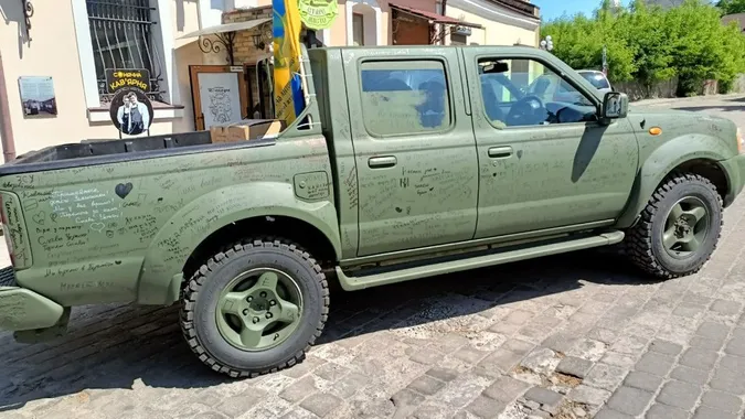 Авто, на яке збирали гроші у центрі Луцька, відправили військовим на схід (відео)